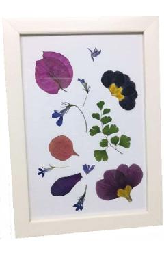Rama alba decorata cu flori presate