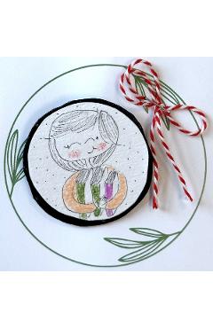 Brosa martisor mare: Fetita cu carti