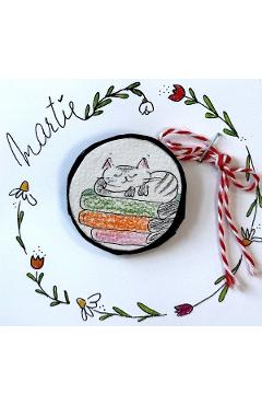 Brosa martisor mica: Pisica pe carti