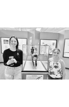 Dinosaur Dreams: A Father and Daughter in Search of America's Prehistoric Past - B. J. Hollars