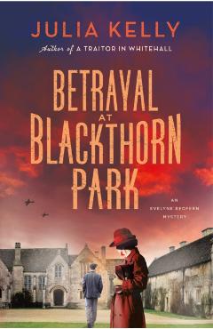 Betrayal at Blackthorn Park: An Evelyne Redfern Mystery - Julia Kelly